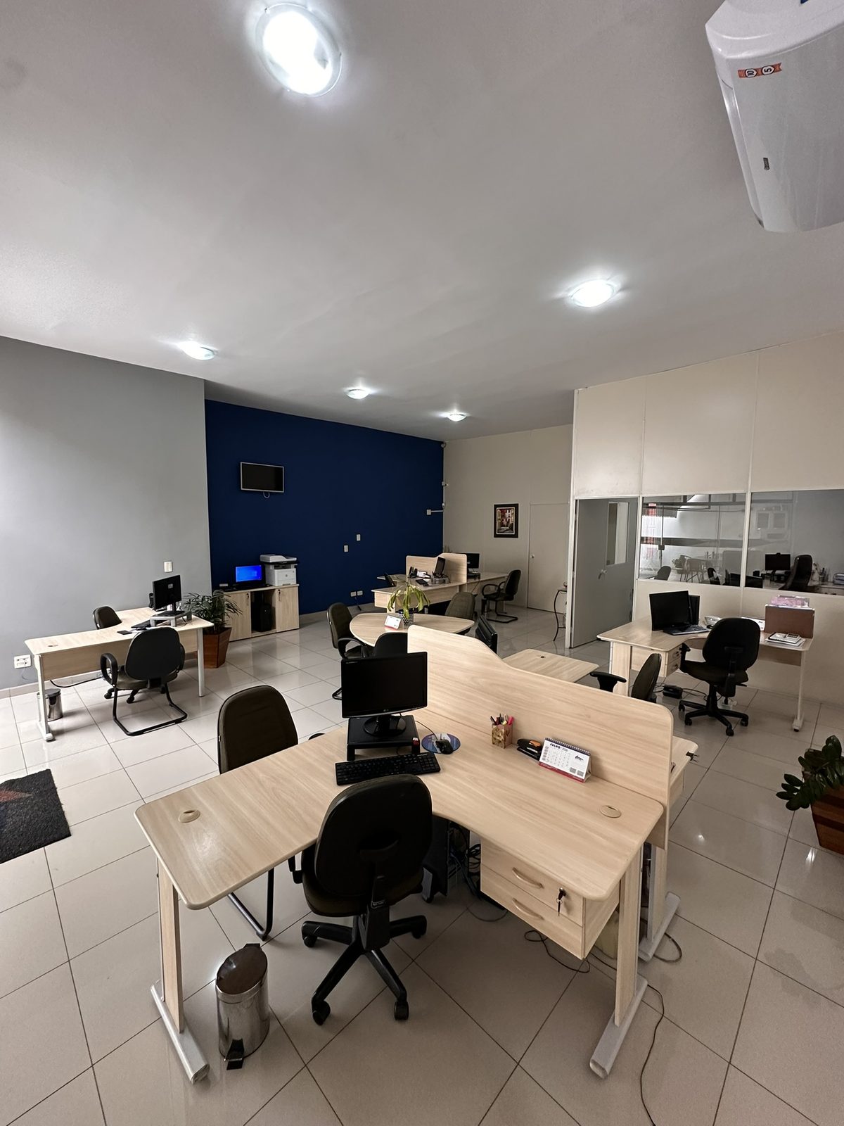 Recepção e área de trabalho do escritório Ideia Contábil em Caçapava